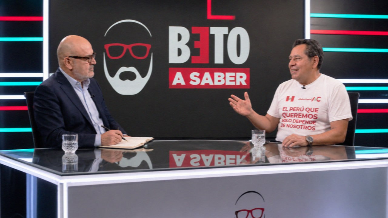 Carlos Añaños con Beto Ortiz durante la grabación de «Beto a Saber» en Willax